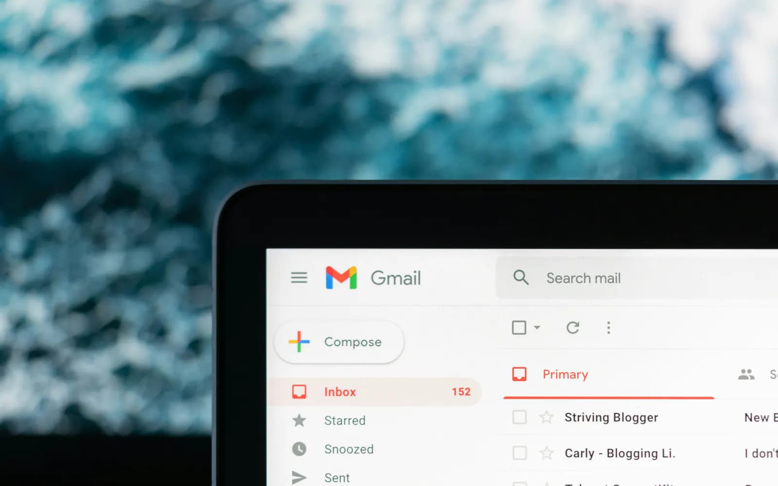 Lo schermo di un portatile con una casella Gmail piena di messaggi non letti
