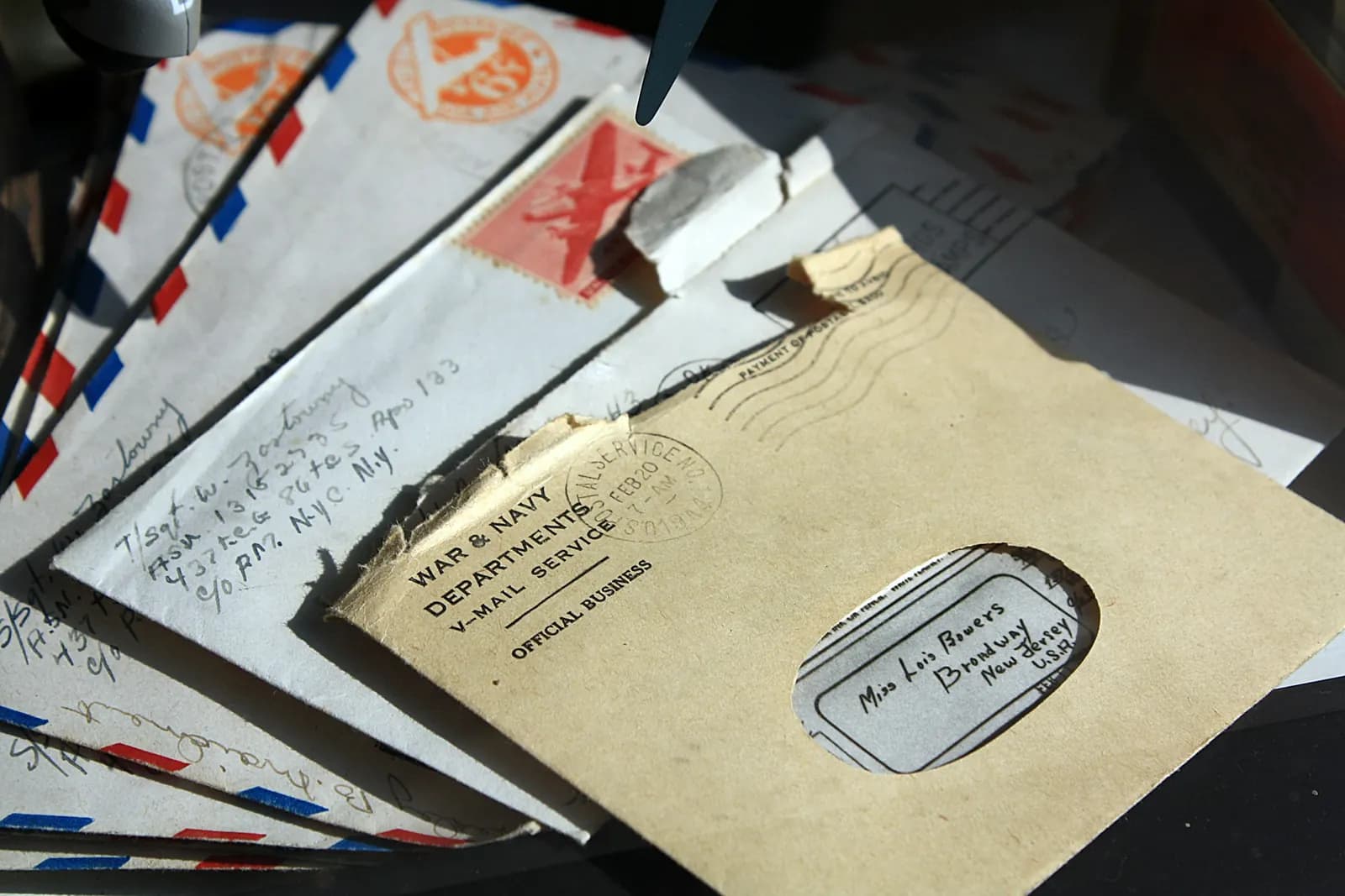 Un éventail d’enveloppes ouvertes et de lettres manuscrites